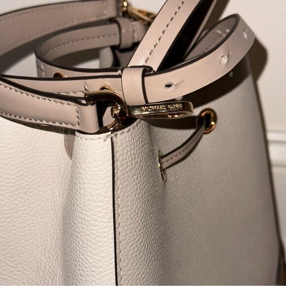 Michael Kors Mercer Gallery Medium Two-Tone Pebbled Leather Shoulder Bag - Picture 9 of 16